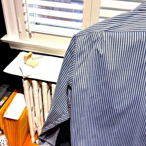 ✨ Vintage Charm Meets Modern Elegance – Michael Kors Men’s Striped Dress Shirt ✨ - Picture 11 of 14
